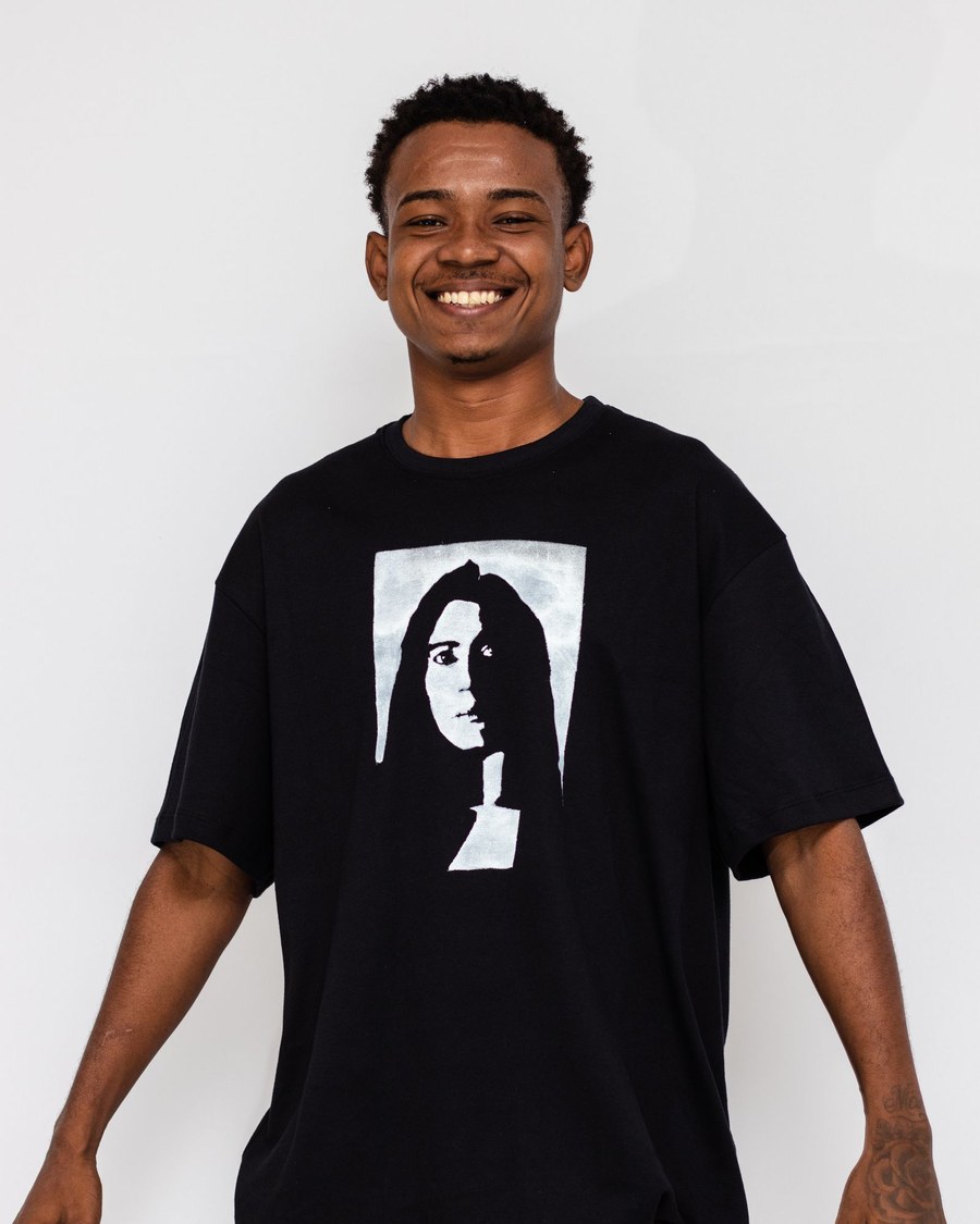 Hombre con remera negra estampada con gráfico blanco en estudio, línea ALFA STYLE CUSTOM